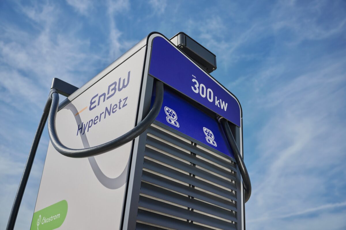 EnBW eröffnet Schnellladepark in Amberg mit acht Ladepunkten