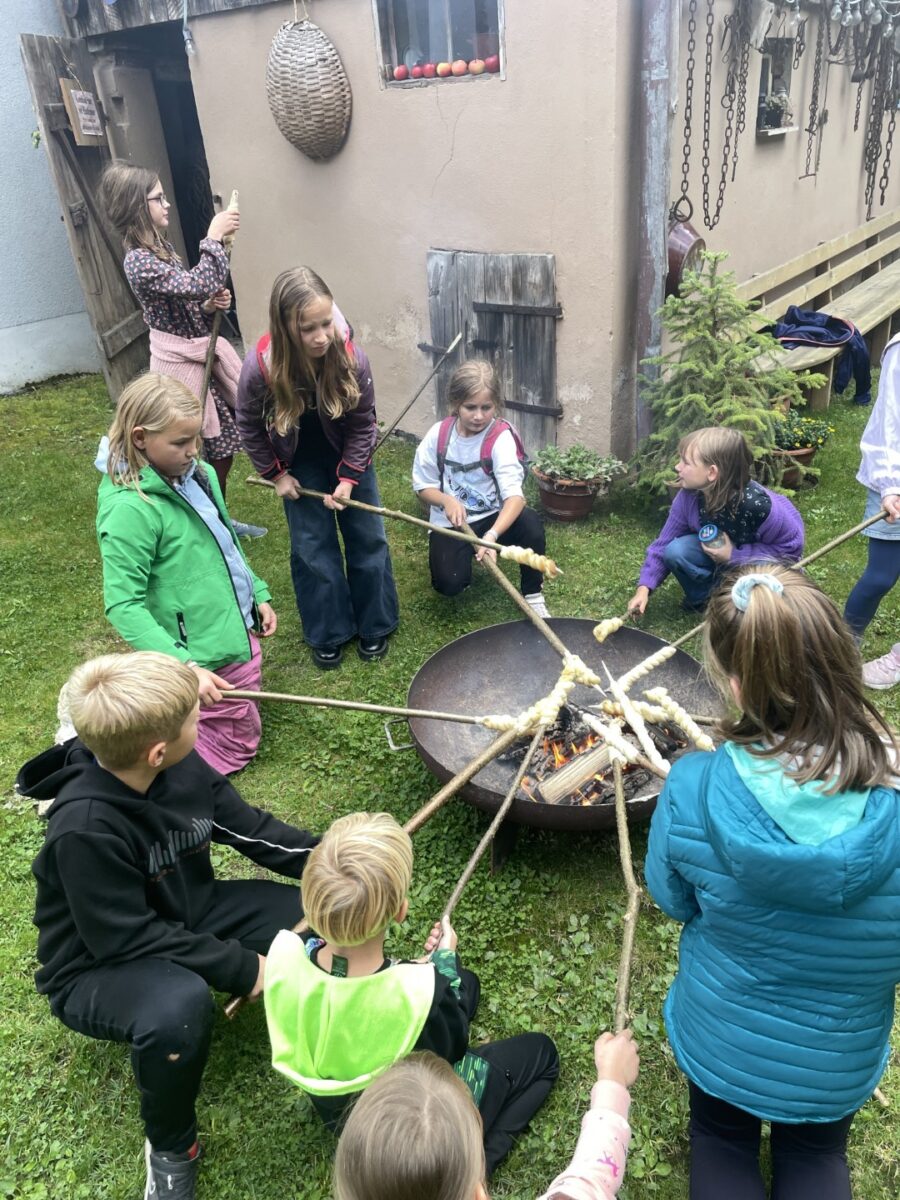 Eschenbacher Kinder machen Kräuterbutter im Taubnschuster