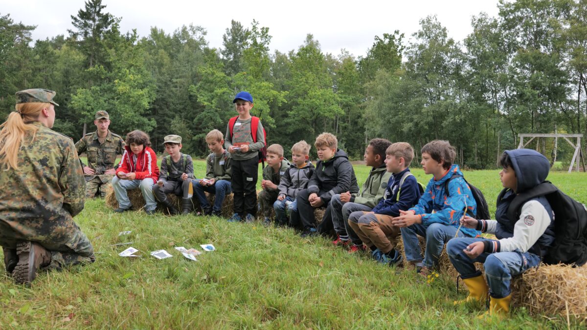 Ferienaktion des Panzerartilleriebataillons 375 in Weiden interessierte 36 Kinder