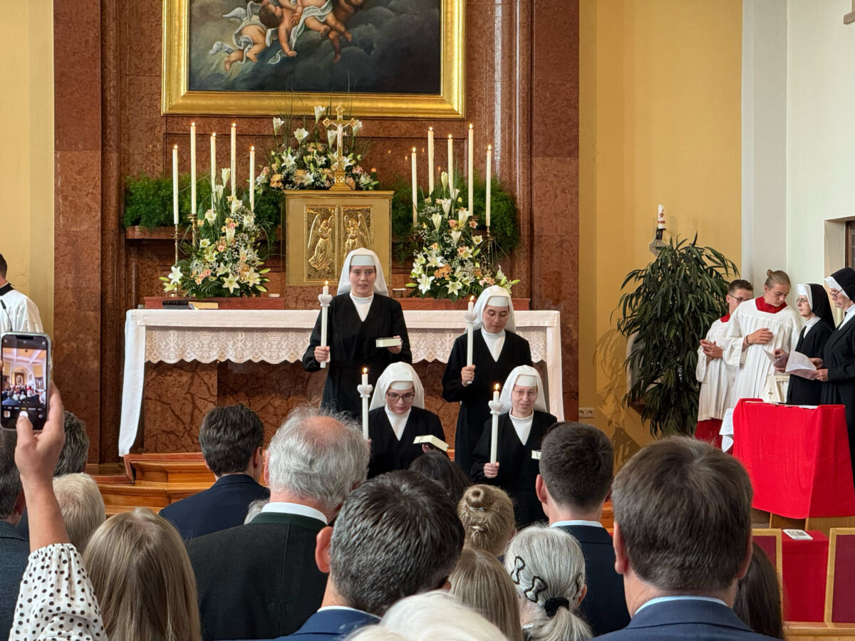 Vier junge Frauen wagen den Schritt ins Klosterleben