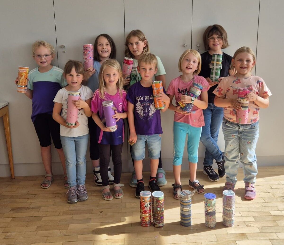 Kinder bauen Regenmacher beim Ferienprogramm der Stadtkapelle