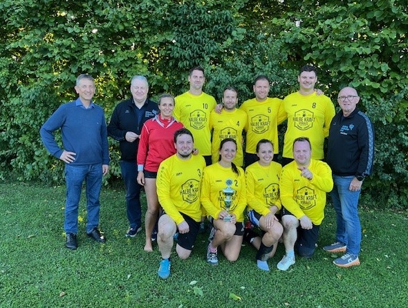 Faustball: „Halbe Kraft Voraus“ triumphiert in Ursensollen