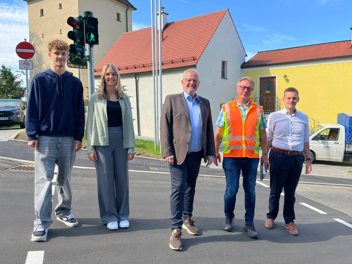 Neue Fußgängerampel macht Schulweg sicherer