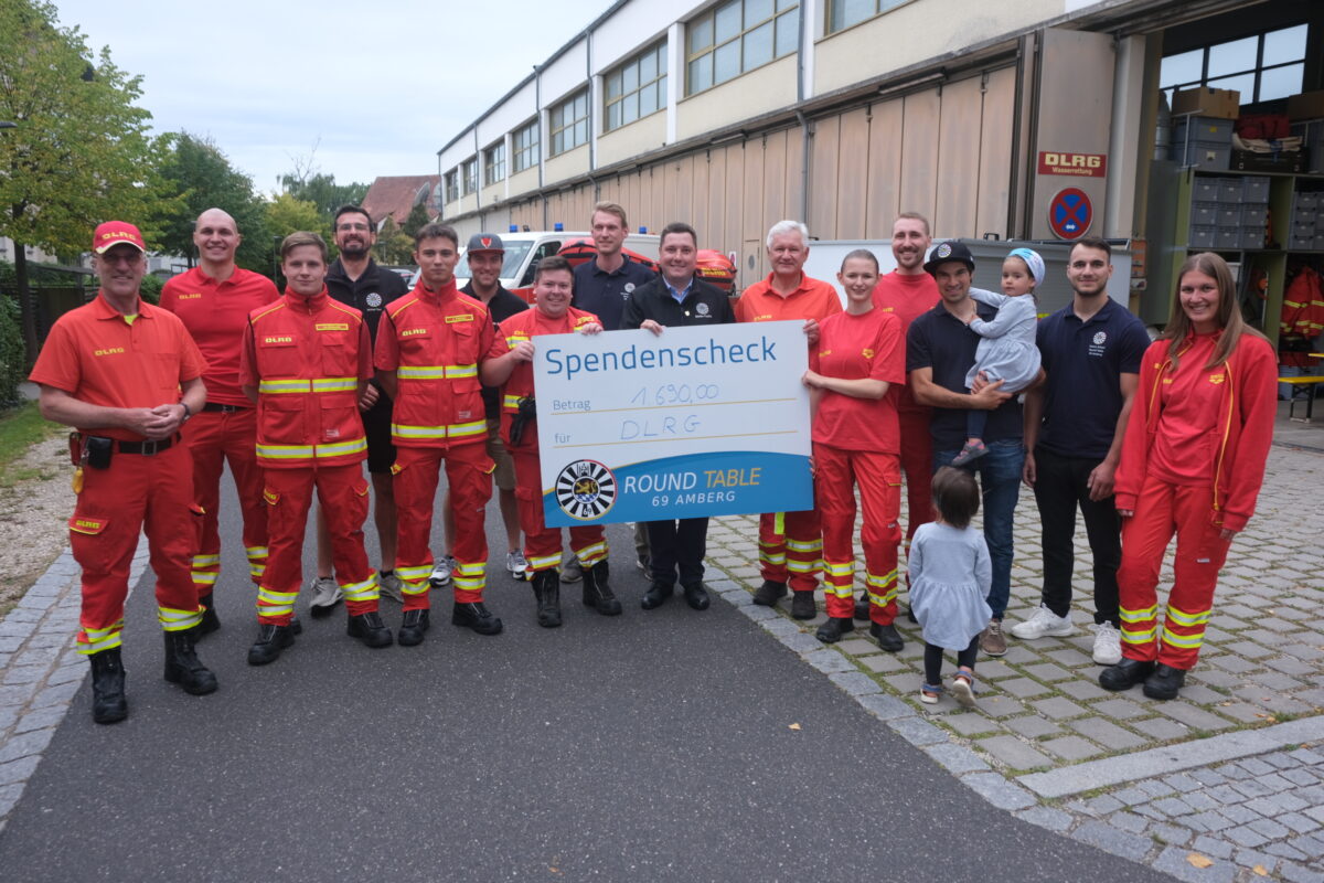 Round Table 69 spendet 1.690 Euro an DLRG Amberg