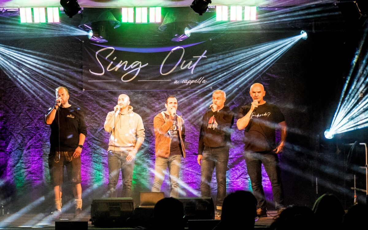 „Sing Out“ gastiert mit dem „Omnibus zum Tinnitus“ in Waldsassen