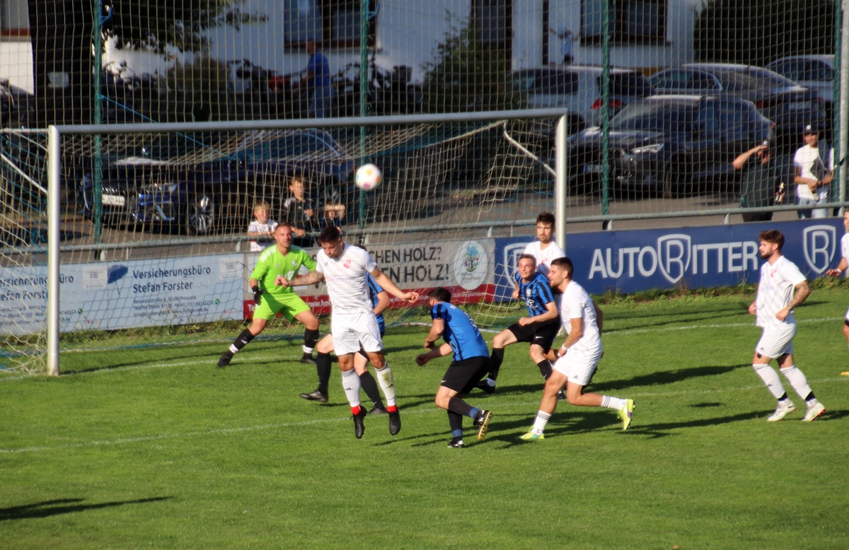 Kreisklasse West: Der Spitzenreiter macht es im Derby spannend