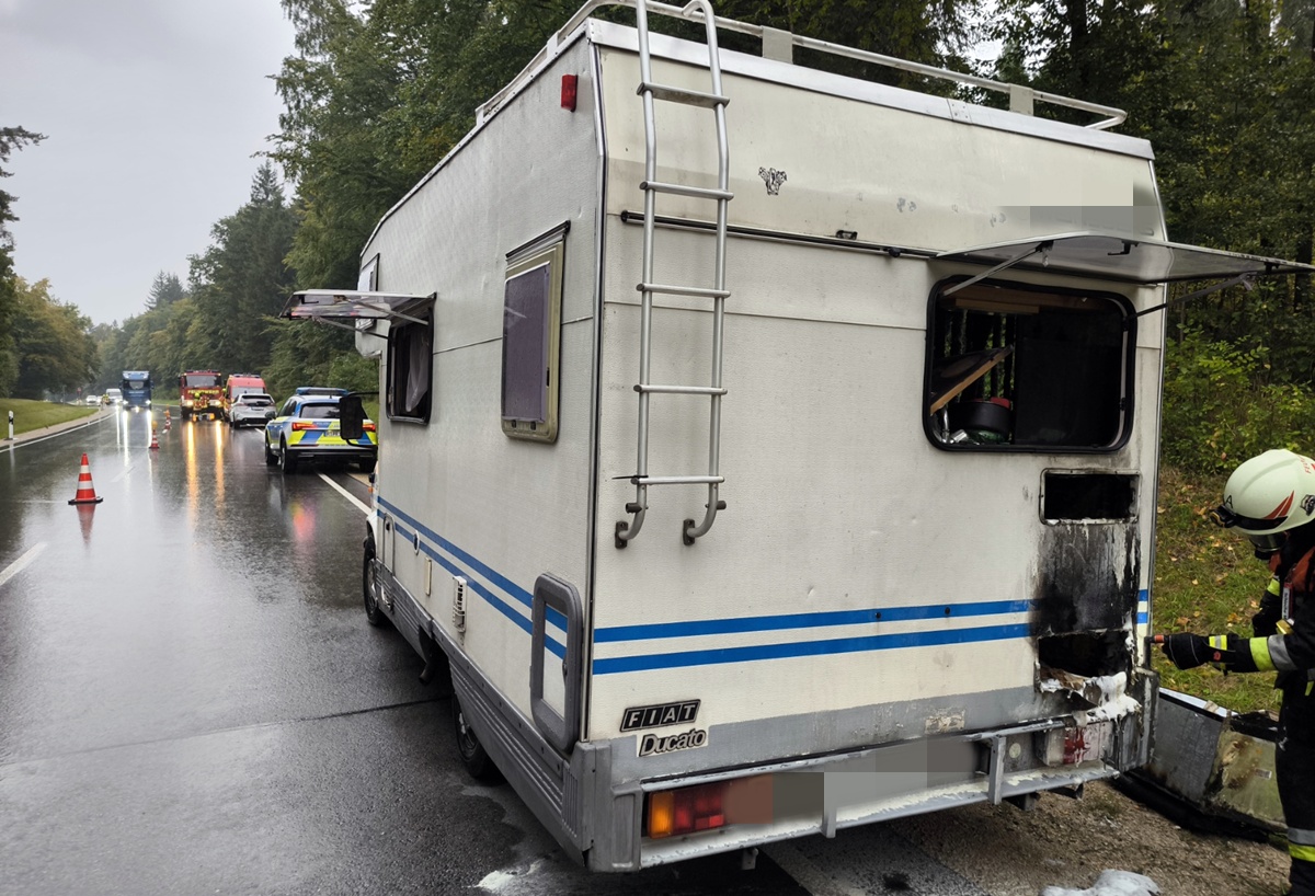 Wohnmobil brennt auf B470: Fahrerin bleibt unverletzt