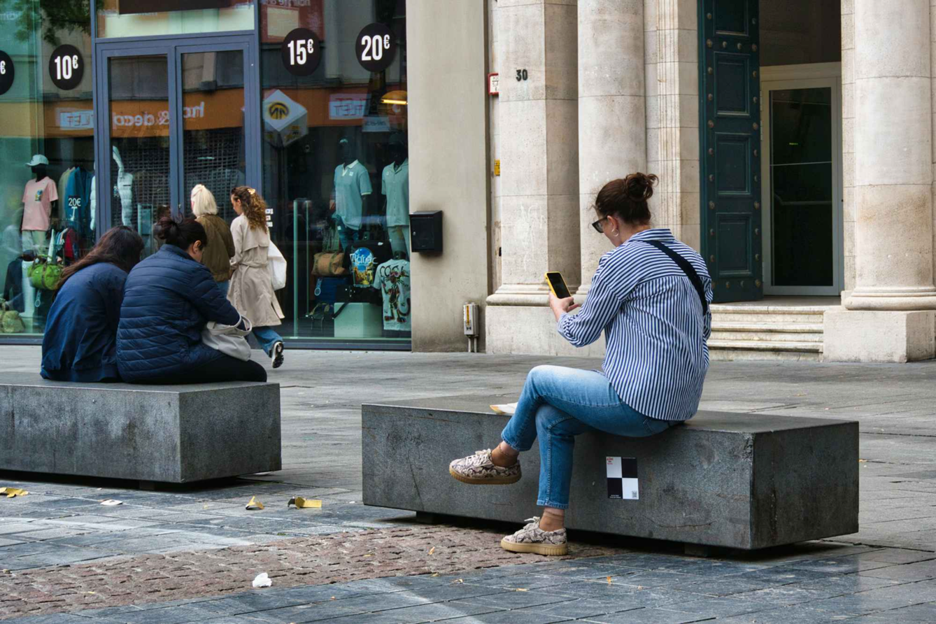 Körpersprache im Alltag: Was unsere Haltung am Smartphone über uns verrät