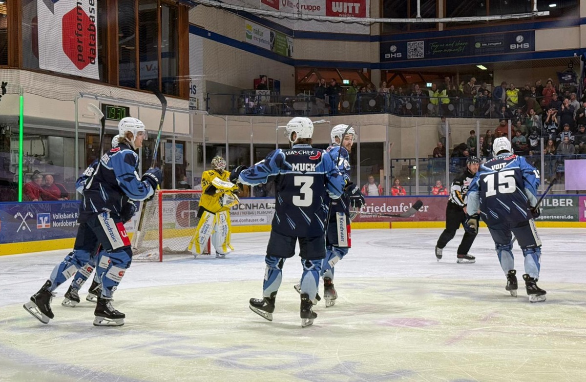 Die Blue Devils schlagen die Krefeld Pinguine nach Penaltyschießen
