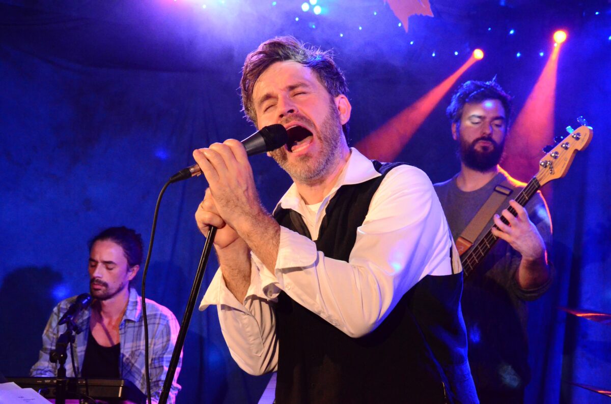 „Bourbon Blues Band“ bringt den Blues ins „Parapluie“