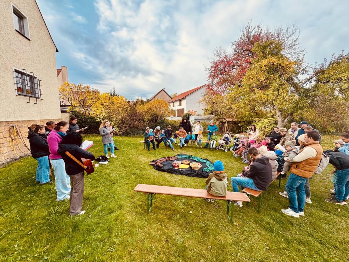 Familienbande feiert Herbstnachmittag in Kaltenbrunn