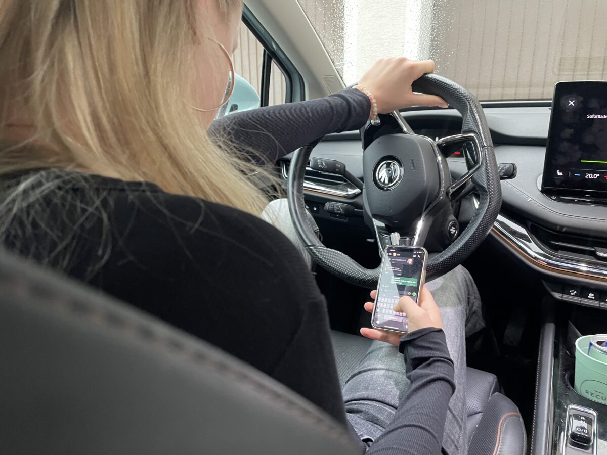 Polizei Tirschenreuth stoppt betrunkene Postzustellerin – mit Handy in der Hand