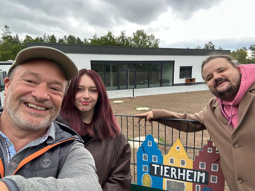 Kandidaten der Sozialen Bürger Weiden besuchen neues Tierheim in Weiden