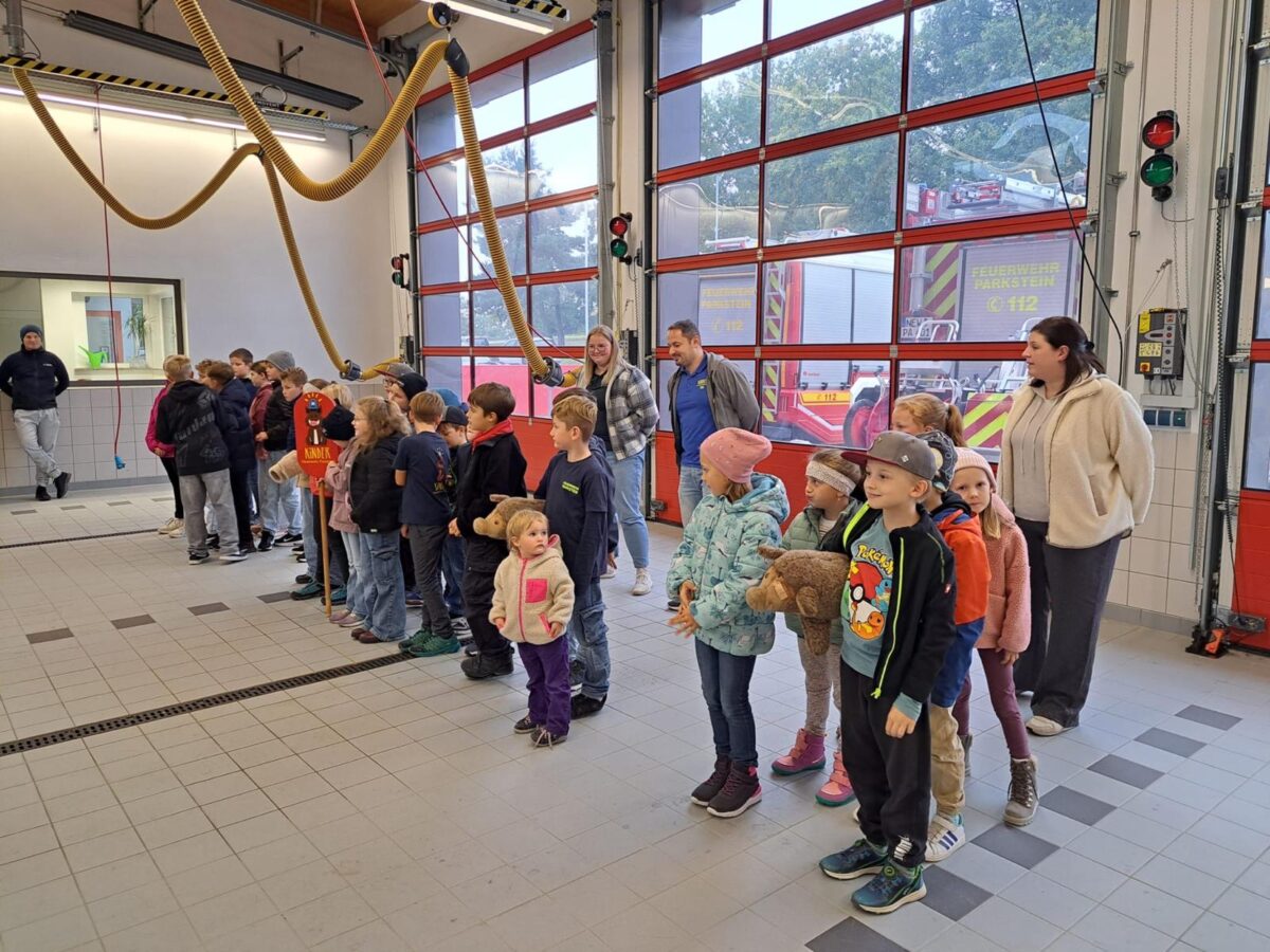 Feuerwehrnachwuchs zeigt sein Können – „Kinderflamme Bayern“ erfolgreich in Parkstein abgenommen