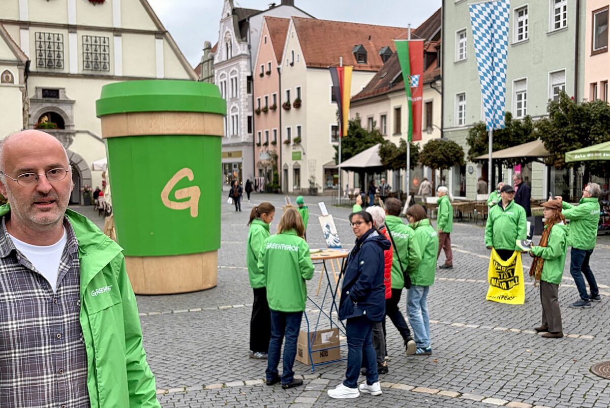 Kunstaktion fordert Verpackungssteuer auch in Weiden