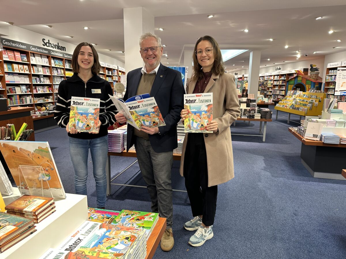 Oberbürgermeister Feller im Asterix-Fieber stärkt Buchhandel in Schwandorf