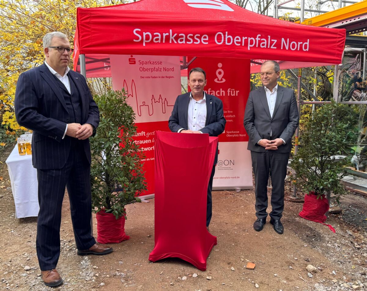 Richtfest für zukunftsfähigen Neubau der Sparkasse Oberpfalz Nord in der Mooslohe