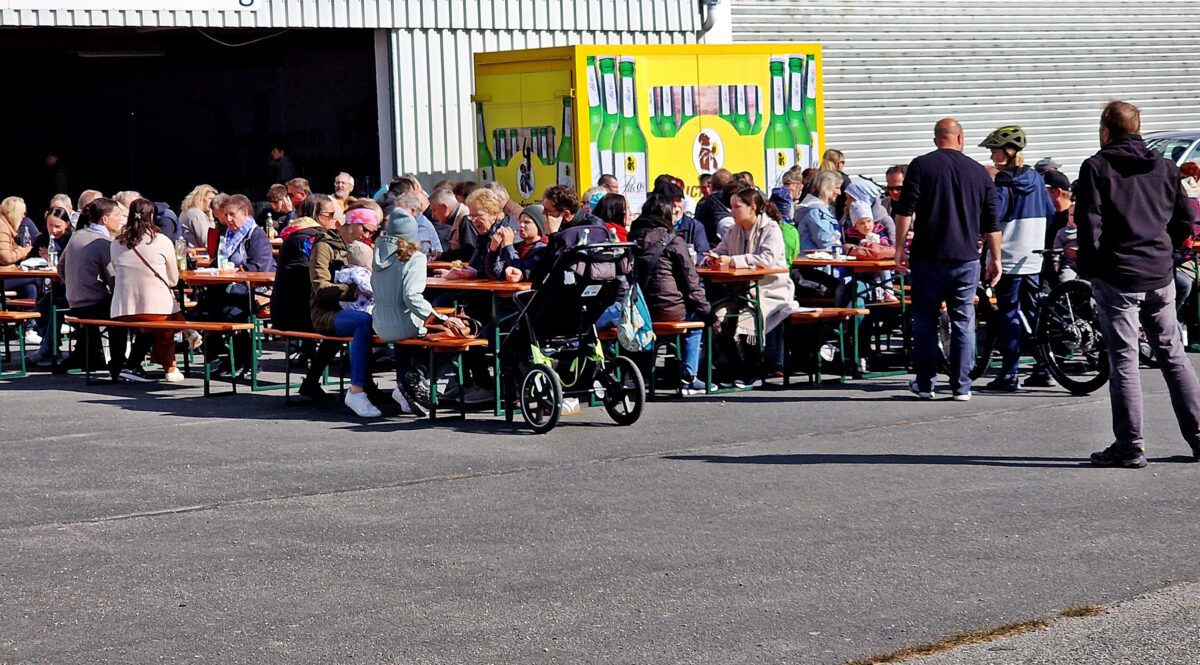 Rundflüge locken Besucher beim Fliegerfest des Aero-Clubs Weiden