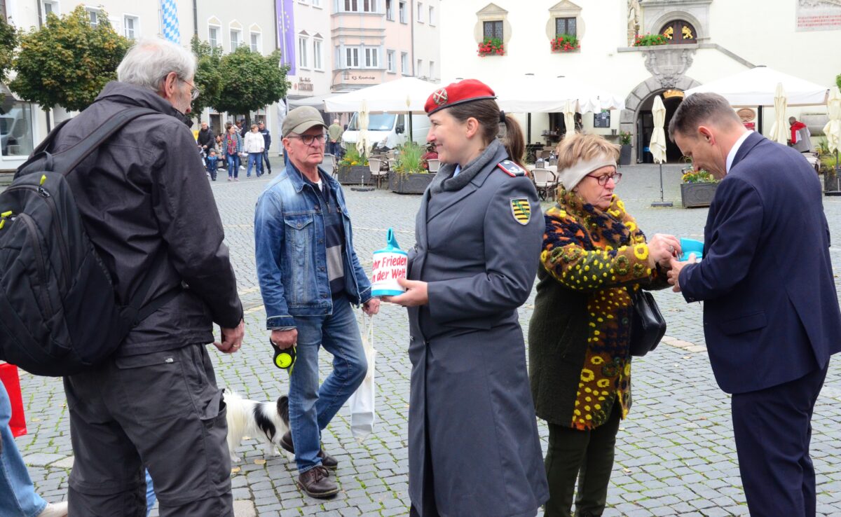 Stadträte und Soldaten sammeln für die Kriegsgräberfürsorge