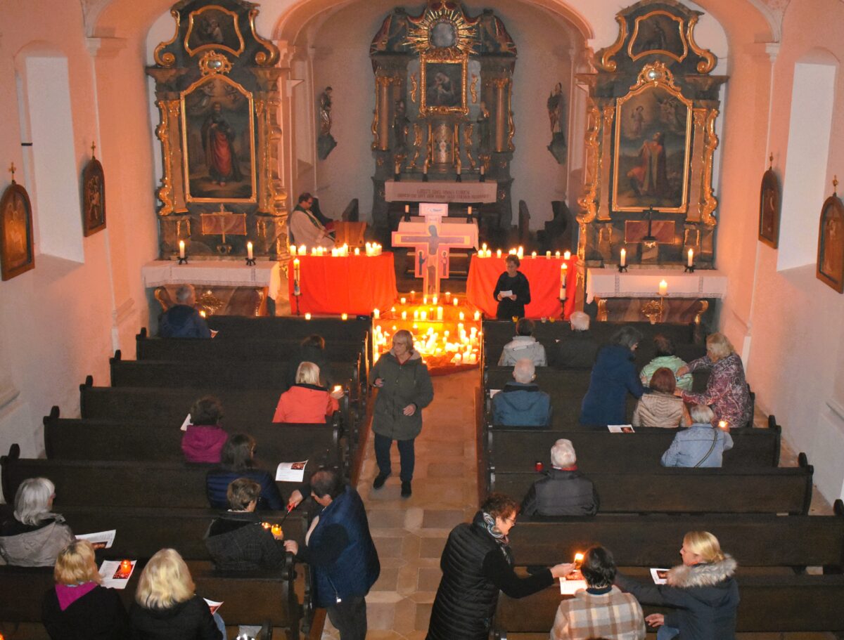 Taizé-Gebet in Grafenwöhr: „Im Dunkel unsrer Nacht entzünde das Feuer“