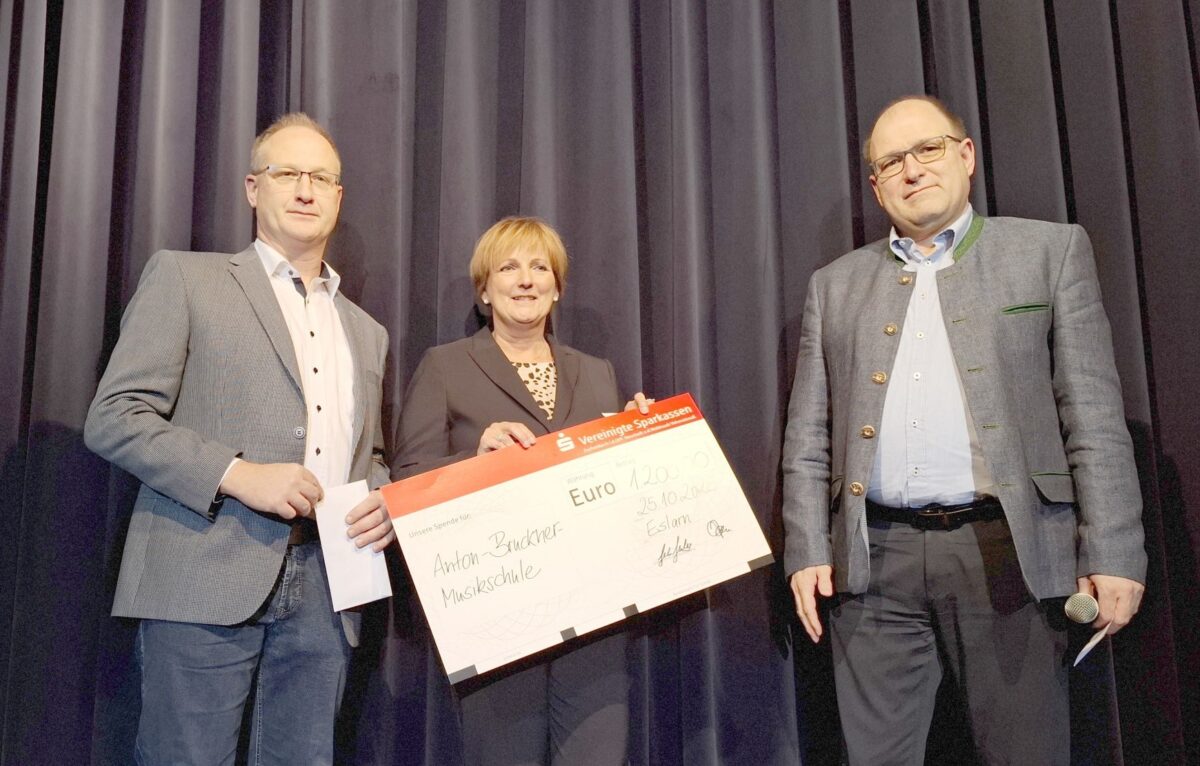 Vereinigte Sparkassen spenden 1.200 Euro für Headsets in Eslarn