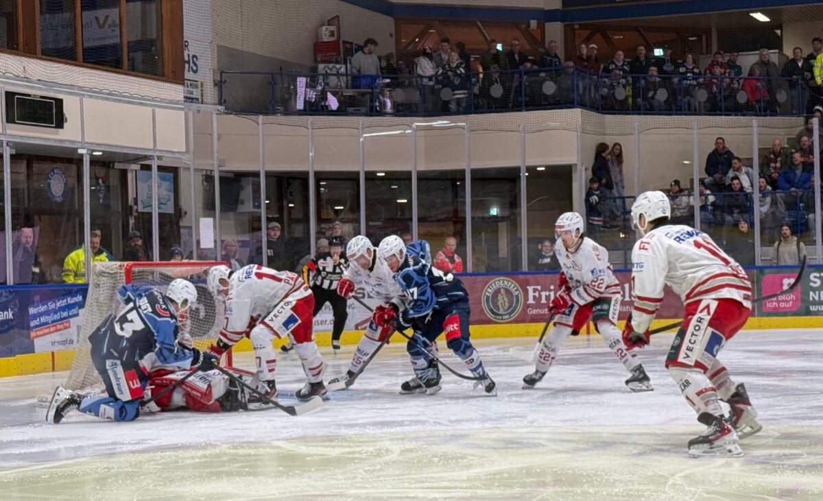 Blue Devils feiern vor ausverkauftem Haus einen beeindruckenden  Derbysieg