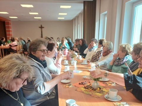 Frauenbund feiert Oktoberrosenkranz mit Kaffeeklatsch in Eslarn