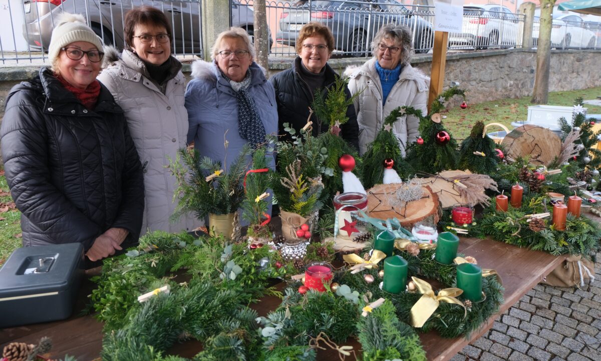 Adventsbasar des Evangelischen Frauenbundes Floß erfreut Besucher