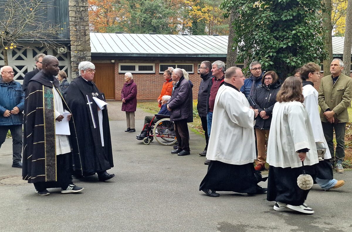 Allerheiligenfeier im Waldfriedhof Weiden schenkt Trost und Hoffnung