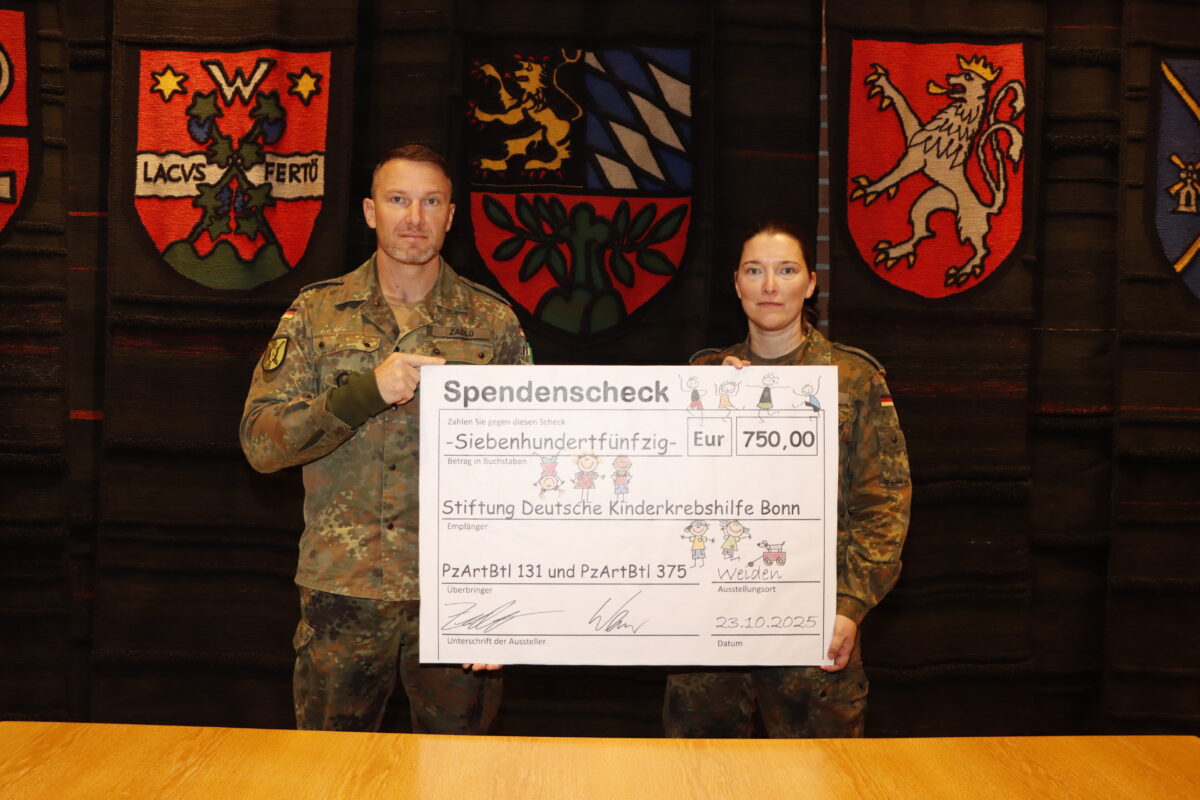 Artilleristen ehren verstorbenen General mit Spende an die Deutsche Krebshilfe.