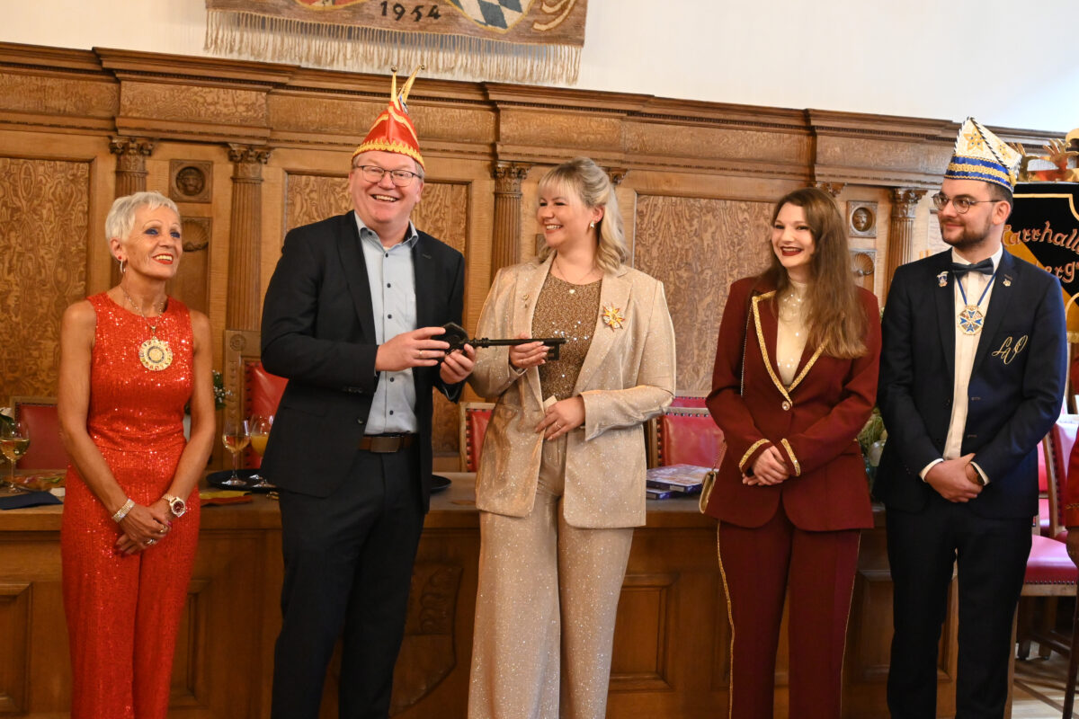 Faschingsauftakt in Amberg mit Schlüsselübergabe und neuen Prinzenpaaren