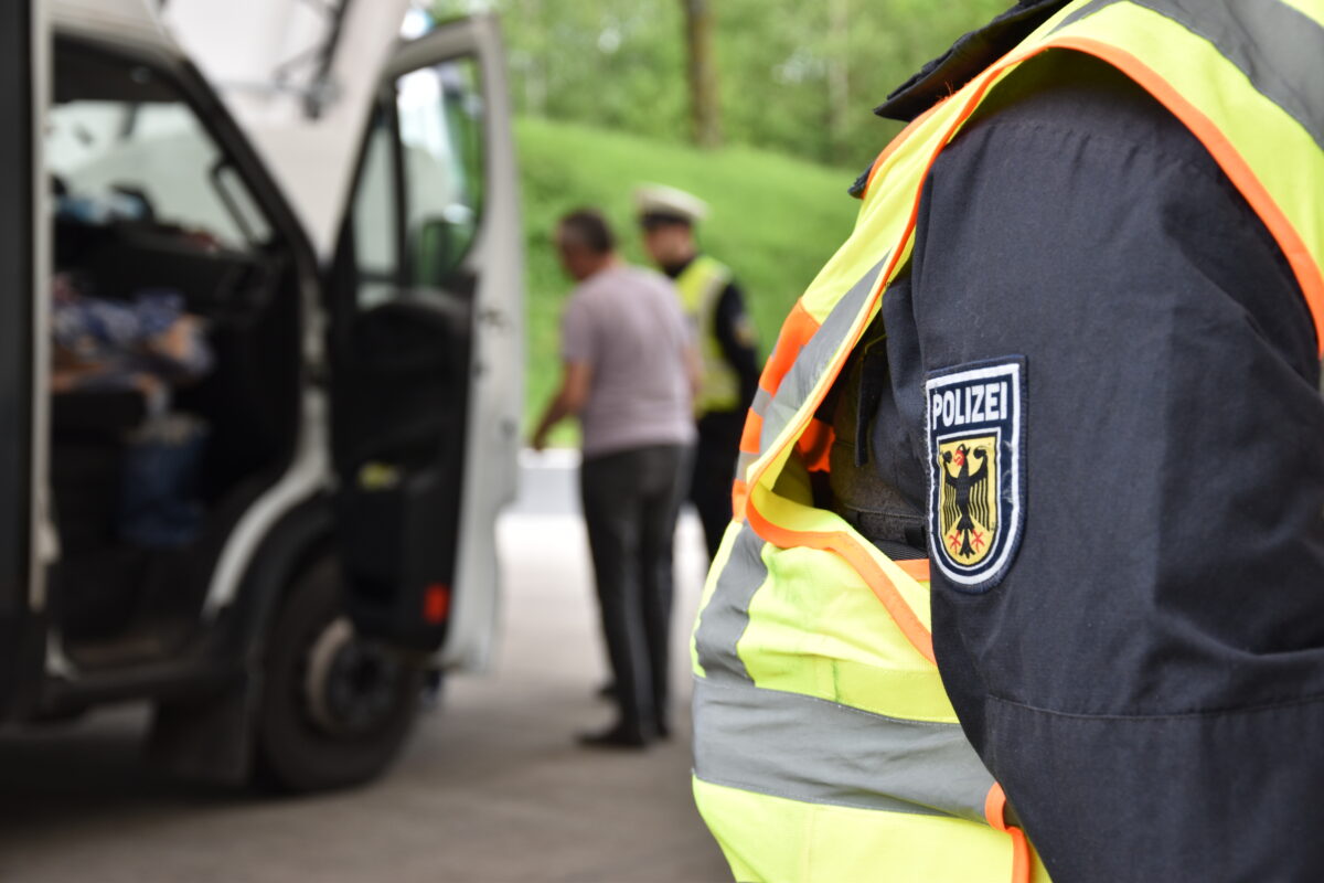 Bundespolizei fasst Urkundenfälscher an der Autobahn A6 bei Waidhaus