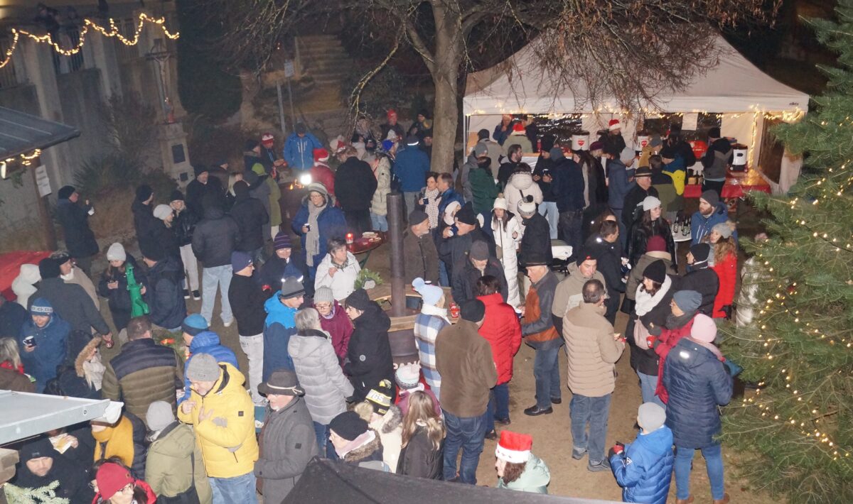 Stimmungsvoller Adventsbasar lockt viele Gäste nach Weihern