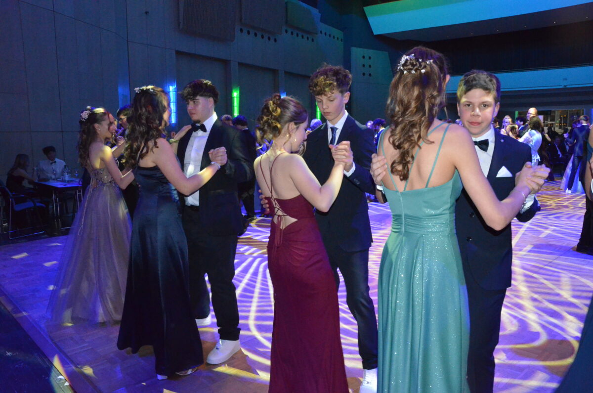 45 schicke Paare beim Abschlussball der Weidener Gymnasien