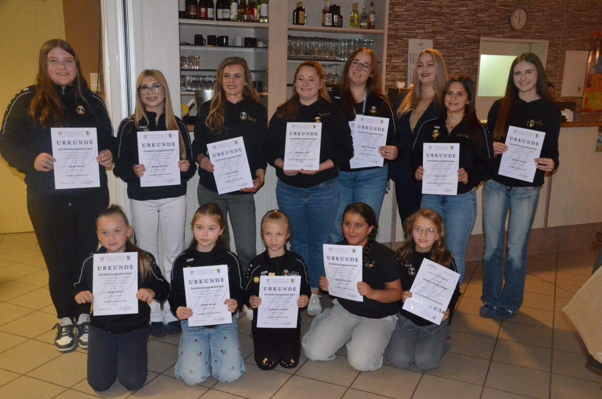 „Dance Unlimited“-Tänzerinnen mit Gardeleistungsabzeichen ausgezeichnet
