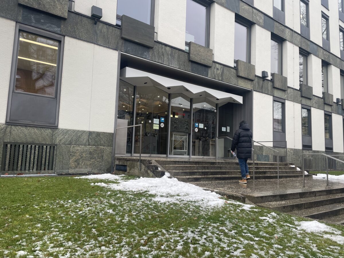 Familie vor Gericht: „Spice-Papier“ in Gefängnisse geschmuggelt – 6,5 Jahre für Hauptangeklagten