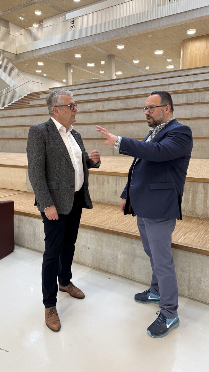 Landtagsabgeordneter Martin Scharf diskutiert Schule der Zukunft in Kemnath