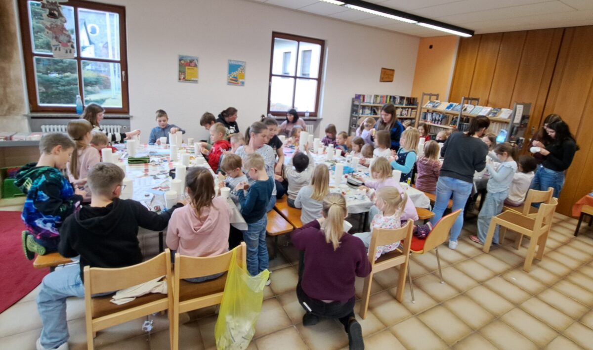 Kinder basteln eigenen Adventskalender in Flossenbürg