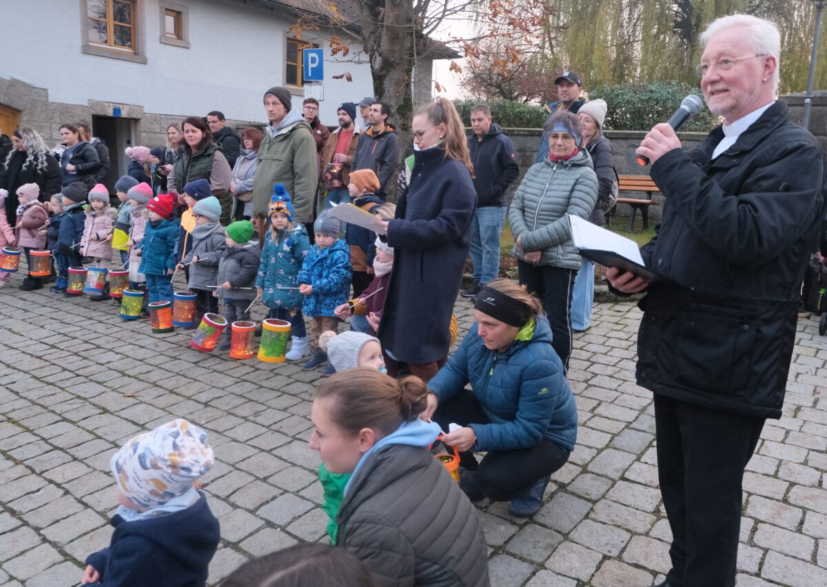 Martinsfeier im Kindergarten „Unterm Regenbogen“ in Floß