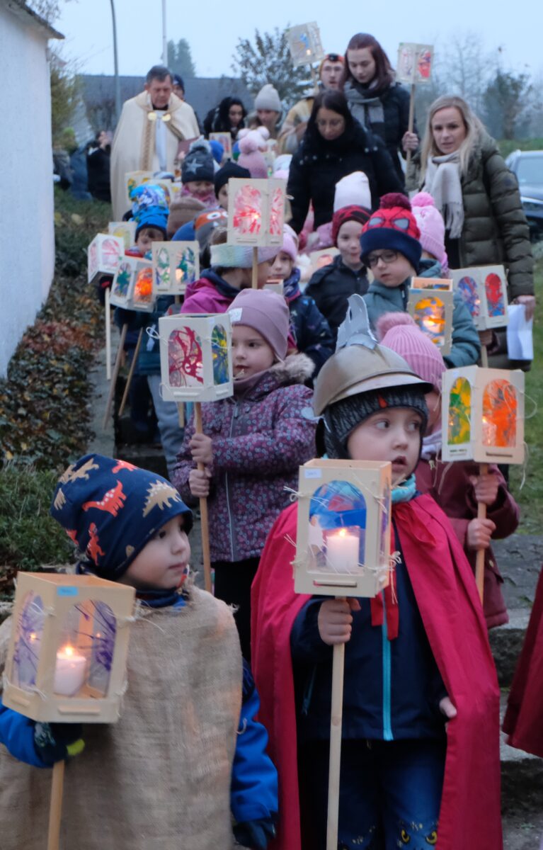Martinszug bringt Licht und Hoffnung in Floß