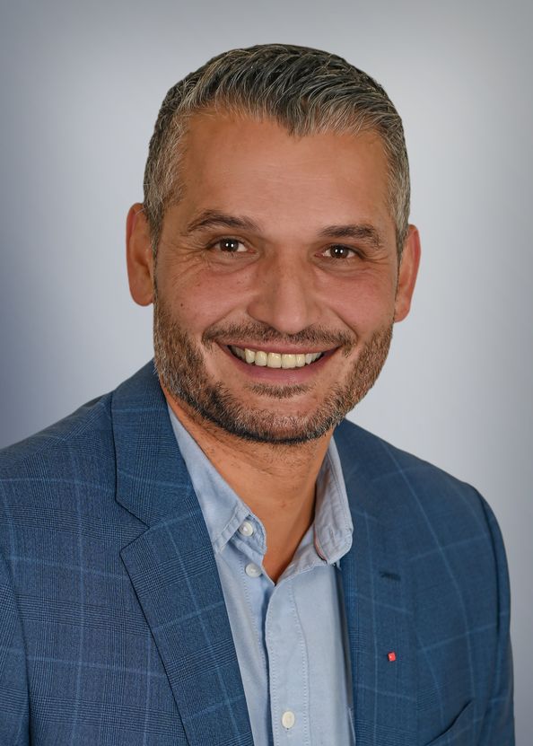 SPD-Landratskandidat Muhammet Dal startet Aktion „1000 Türen im Landkreis Tirschenreuth“