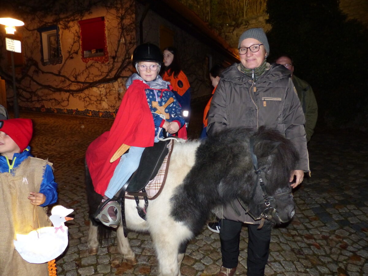 Martinszug begeistert Kinder und Familien in Leuchtenberg