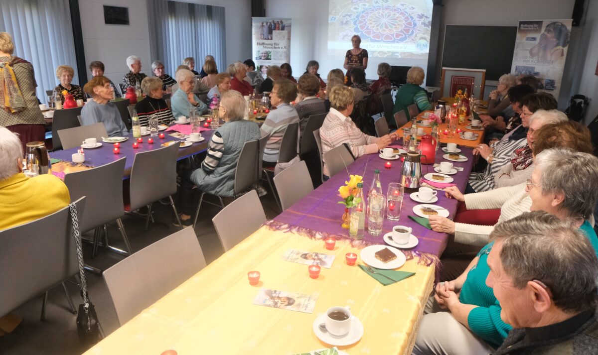 Seniorenkreis spendet 500 Euro an „Hoffnung für Menschen“ in Floß