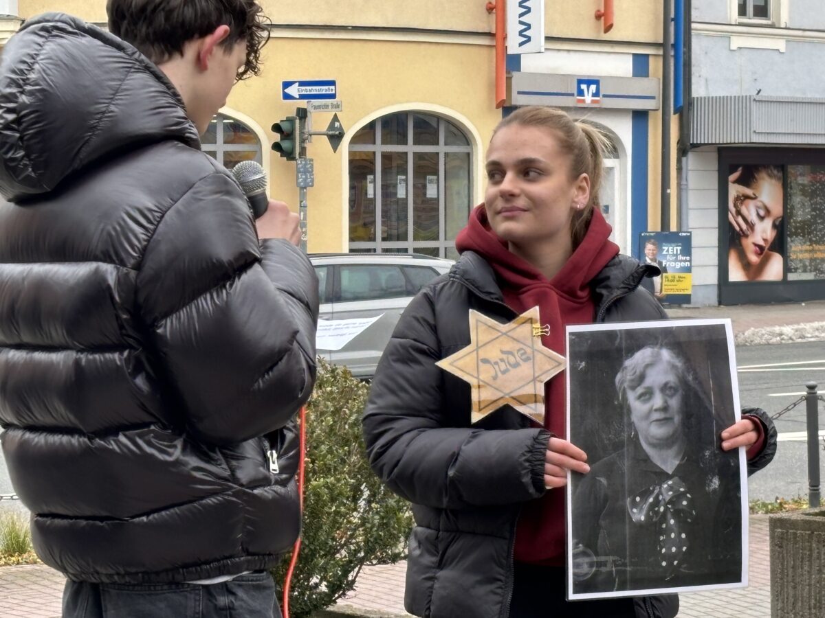 Letzte Stolpersteine für ermordete Juden verlegt – Schüler erinnern an Klara Thomé