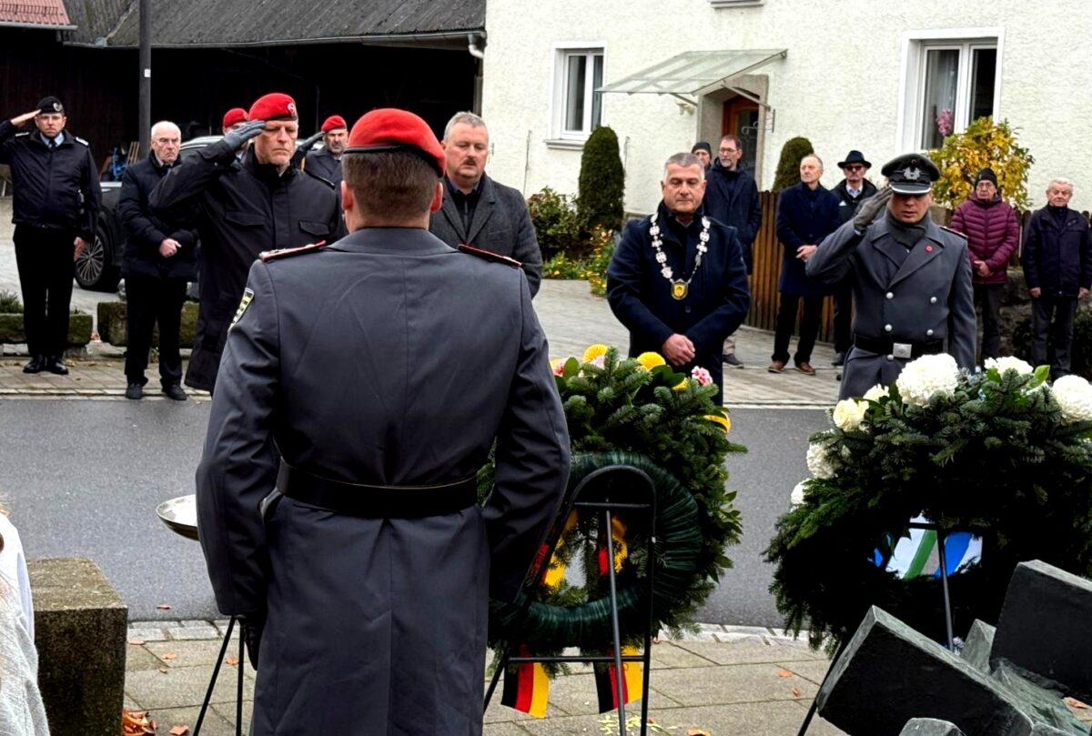 Volkstrauertag vereint Bundeswehr und Bürger in Pirk
