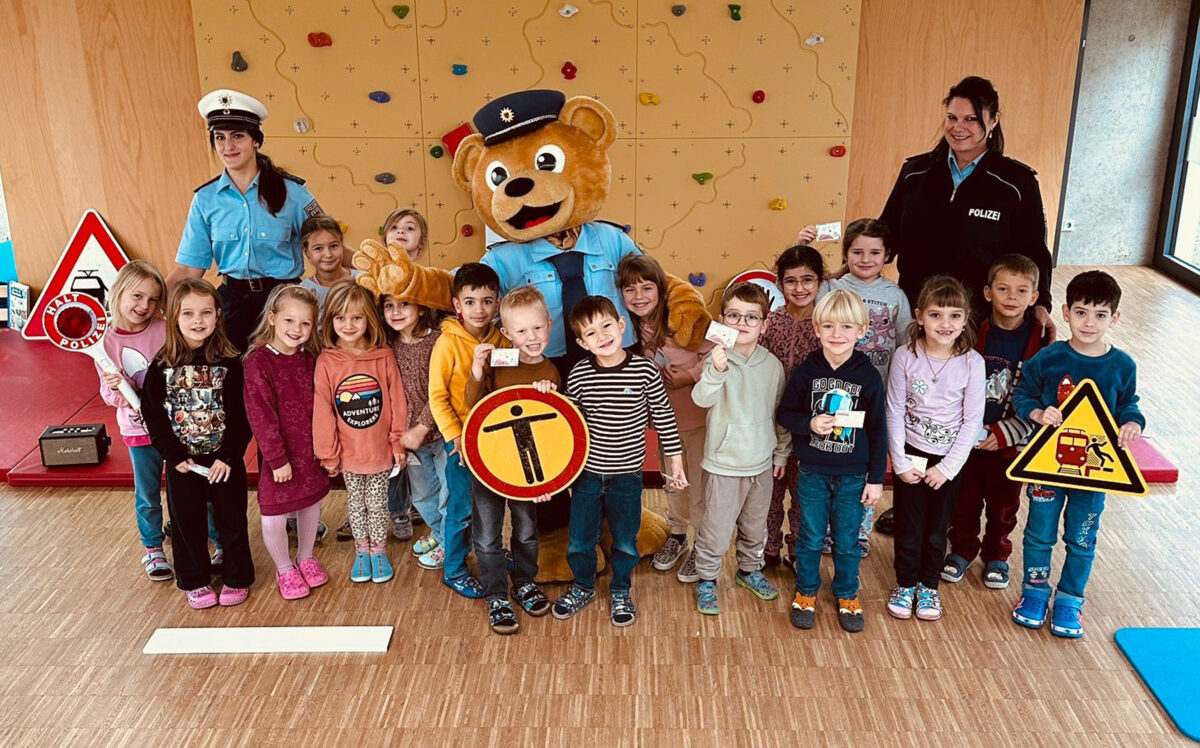 Vorlesetag mit Polizeibär Toni begeistert 44 Vorschulkinder in Weiden