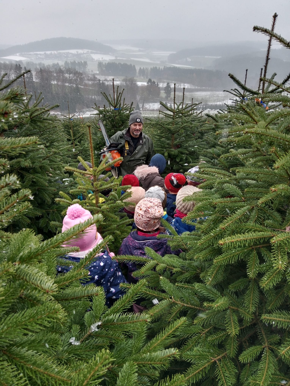 Vorschulkinder aus Leuchtenberg finden ihren Adventsbaum in Döllnitz