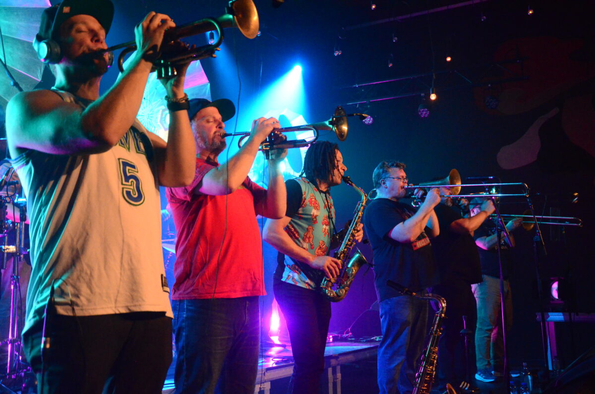 Youngblood Brass Band entfesselt Klangsturm bei der „Sünde“