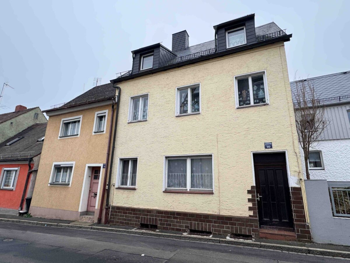 Tötungsdelikt in Waldsassen: 67-Jähriger stellt sich bei Polizei – Konflikt Vermieter – Mieter