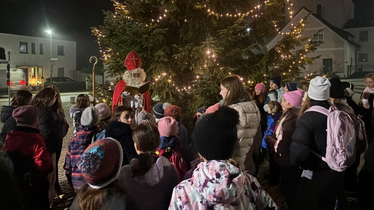 TSG-Nikolauswanderung begeistert 50 Kinder in Mantel und Weiherhammer